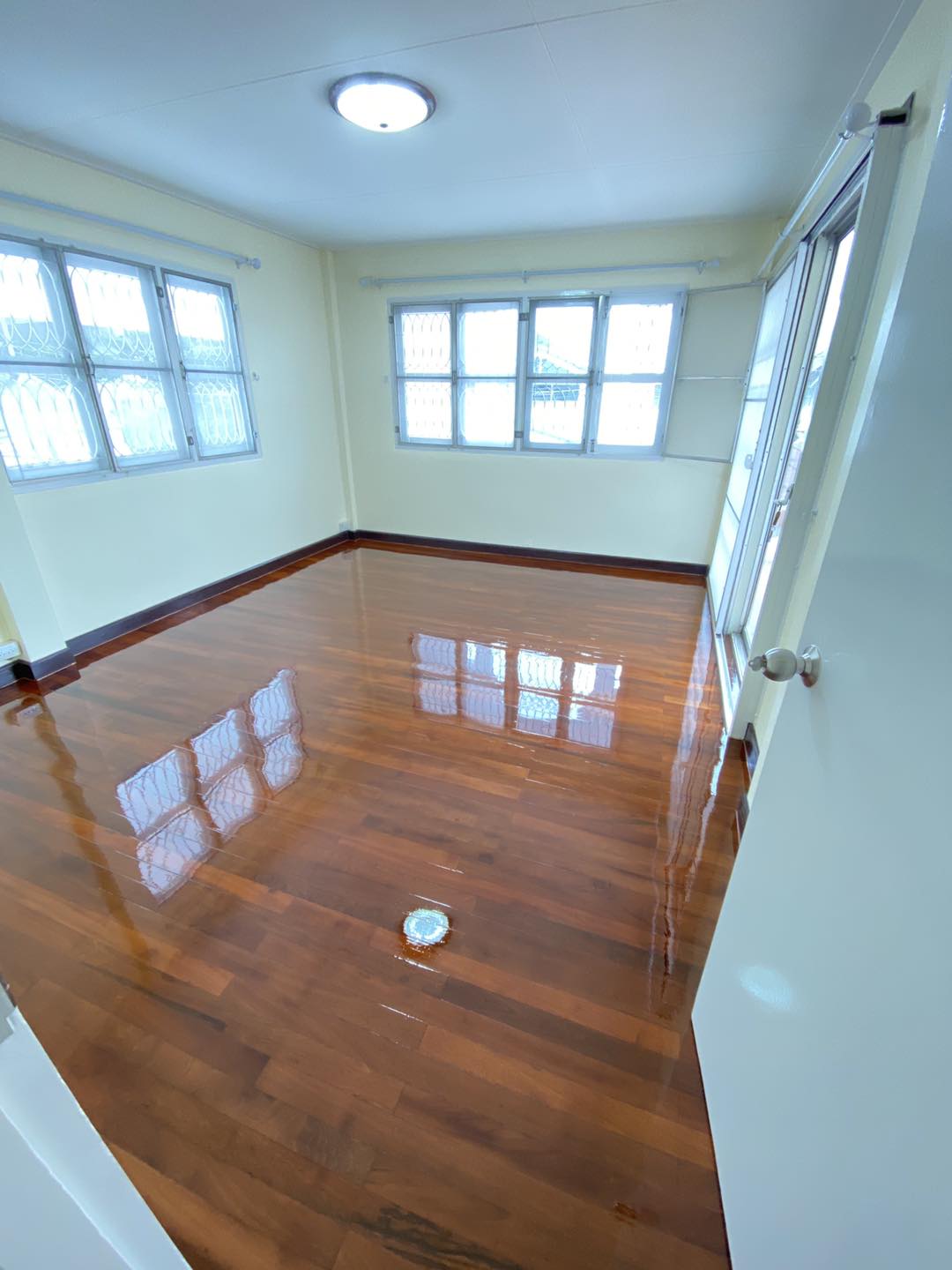 ผลงานปูปาร์เก้หลังเคลือบยูรีเทน