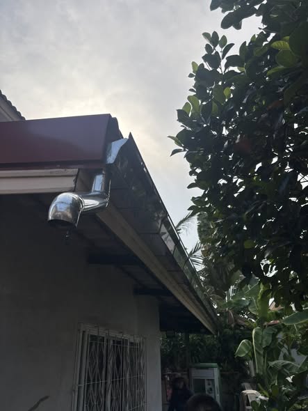 ทีมช่างอดิสรณ์ติดตั้งรางน้ำฝน